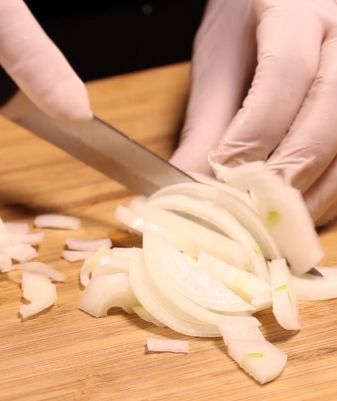 Ciseler et émincer un oignon