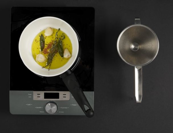 Préparation de l'huile aromatique