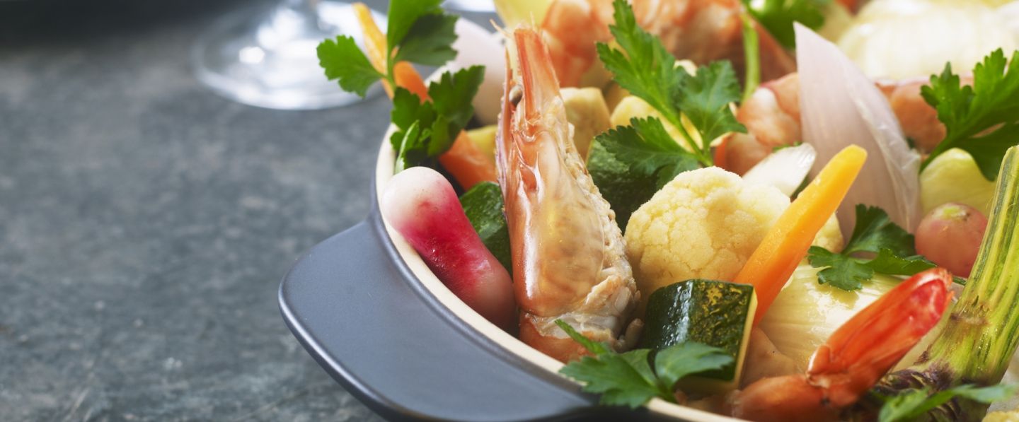 Légumes à la grecque et grosses crevettes marinées