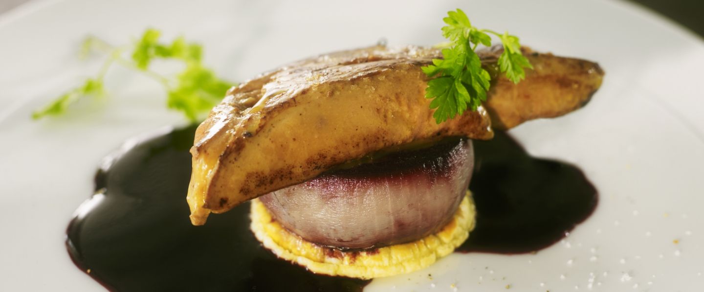 Tatin d’oignons doux, escalope de foie gras poêlé, sauce au vin rouge