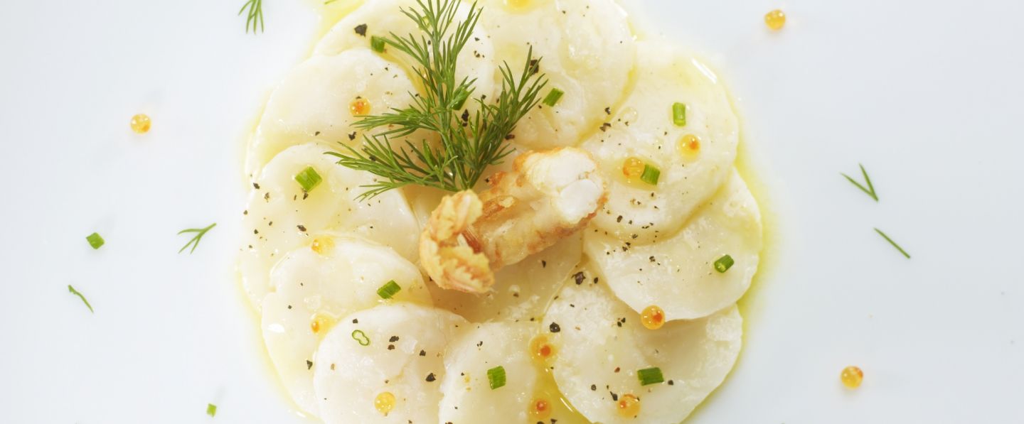 Carpaccio de Saint-Jacques, mariné à l'huile d'olive, et langoustine