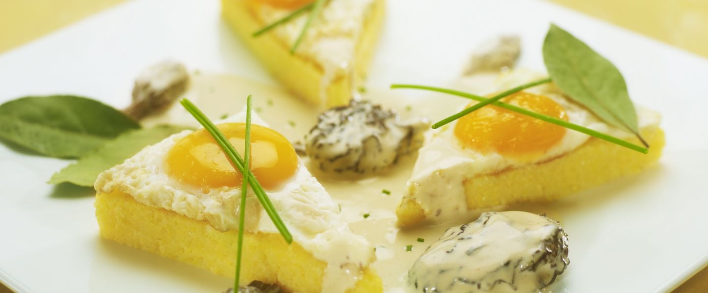 Oeufs au plat, fondant de polenta et morilles