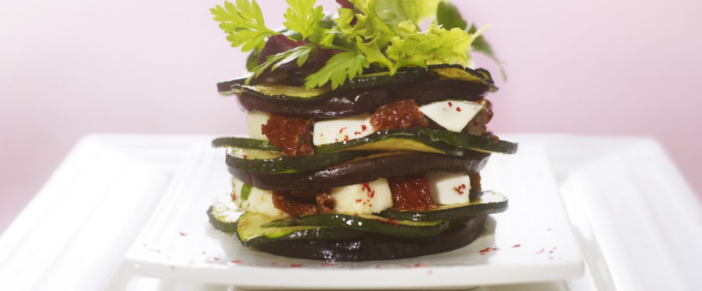 Pannequets de légumes grillés et mozzarella, huile de basilic