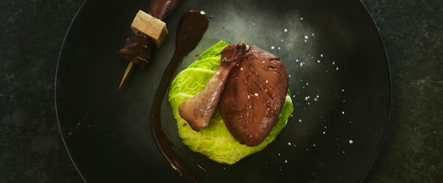 Pigeonneau de nid d’Alsace, chou farci, sauce au chocolat Xocopili