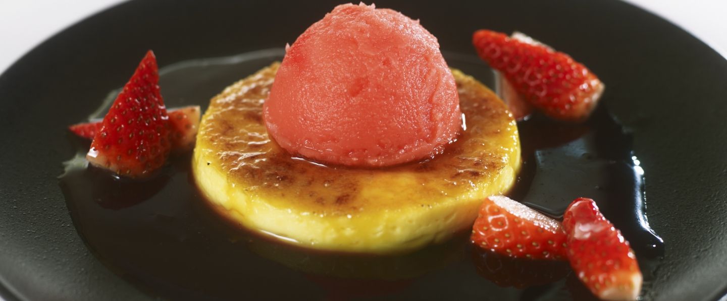 Crème brûlée à la vanille, sorbet aux fraises d’Alsace