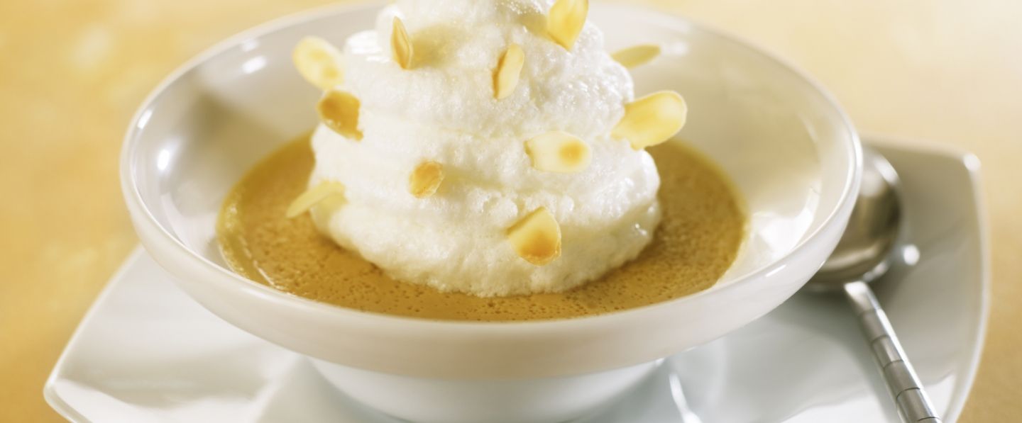 Pyramide flottante piquée aux amandes, crème anglaise au caramel 