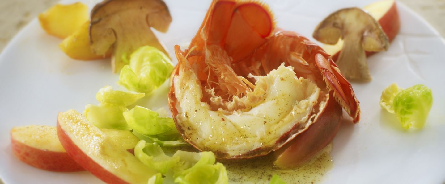 Homard breton rôti, pommes fondantes, fins copeaux de cèpes