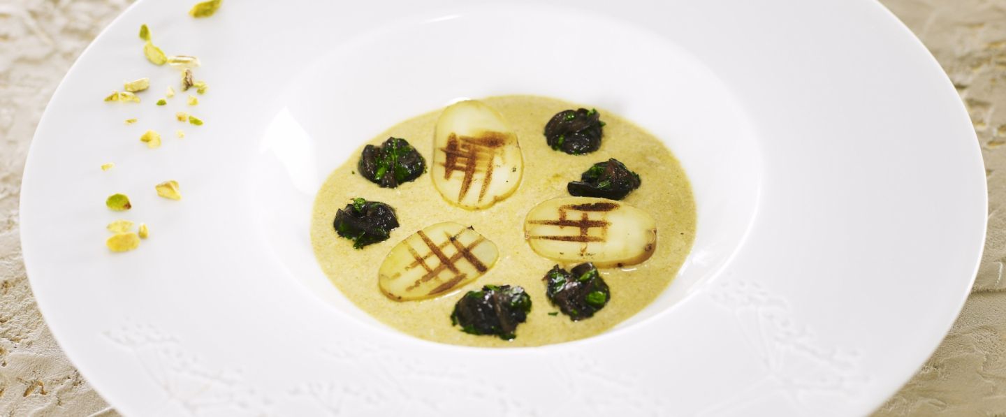Escargots aux herbes et bouillon pistaché