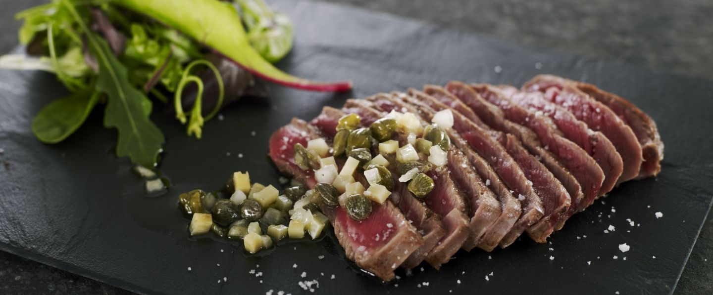 Pièce de bœuf poêlée, vinaigrette échalote parmesan, câpres