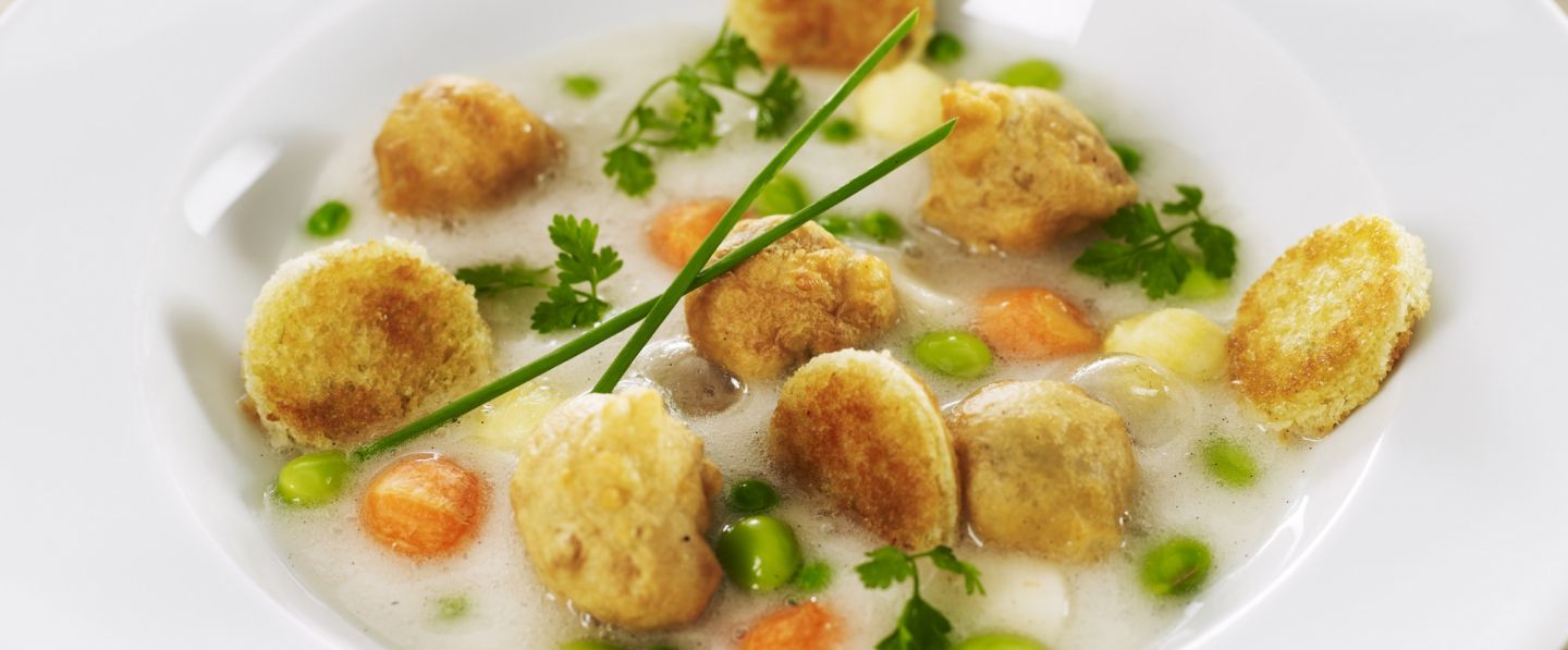 Cassolette d’escargots aux fèves et légumes, crème au lard, et toasts