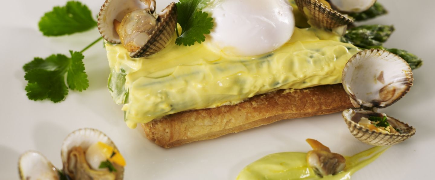 Millefeuille d’asperges vertes et œuf poché  aux coques en crème de persil