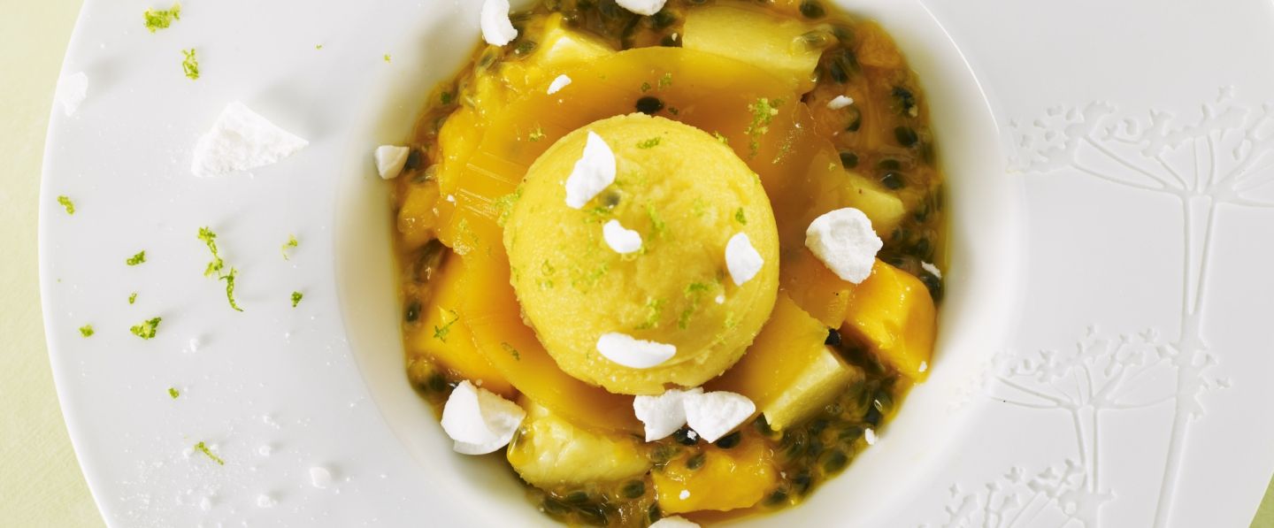 Soupe aux fruits exotiques et citron vert, éclats de meringue