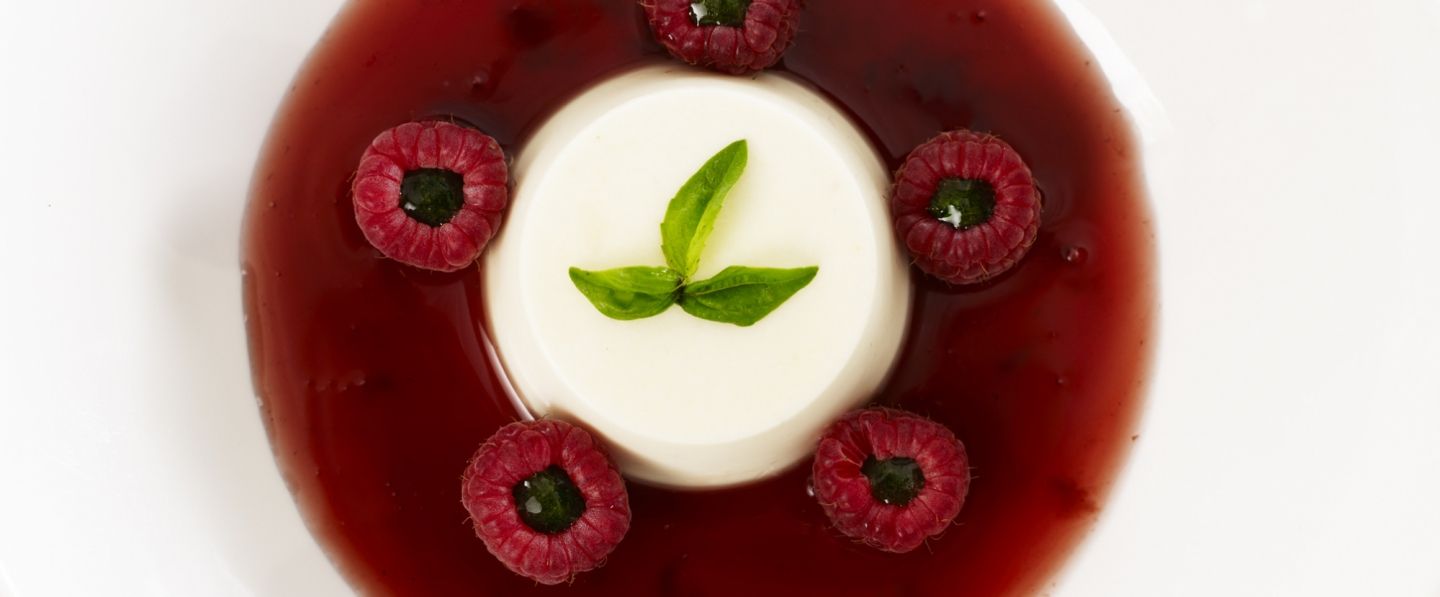 Blanc-manger à la pâte d'amandes, framboises fourrées