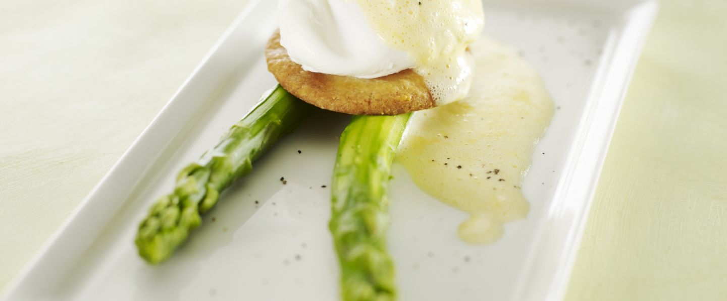 Asperges, œuf poché, sabayon à la bière, et streusel