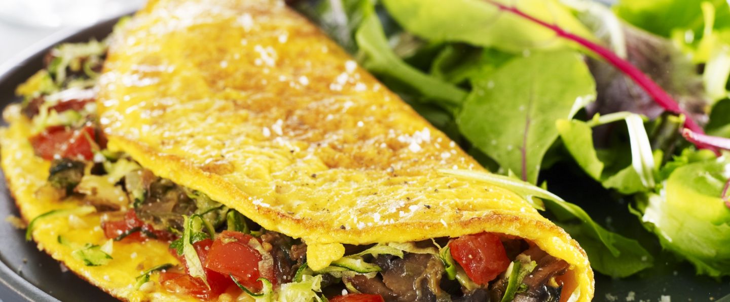 Omelette courgettes, tomates et champignons