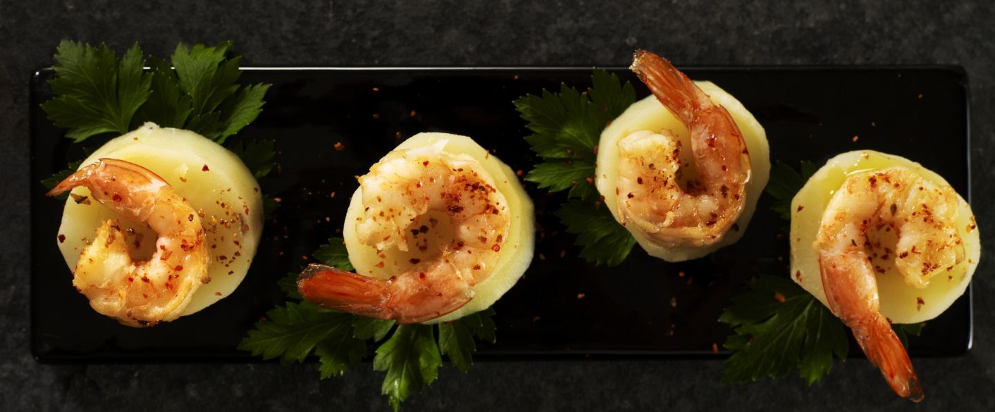 Crevettes sur canapés de pommes de terre