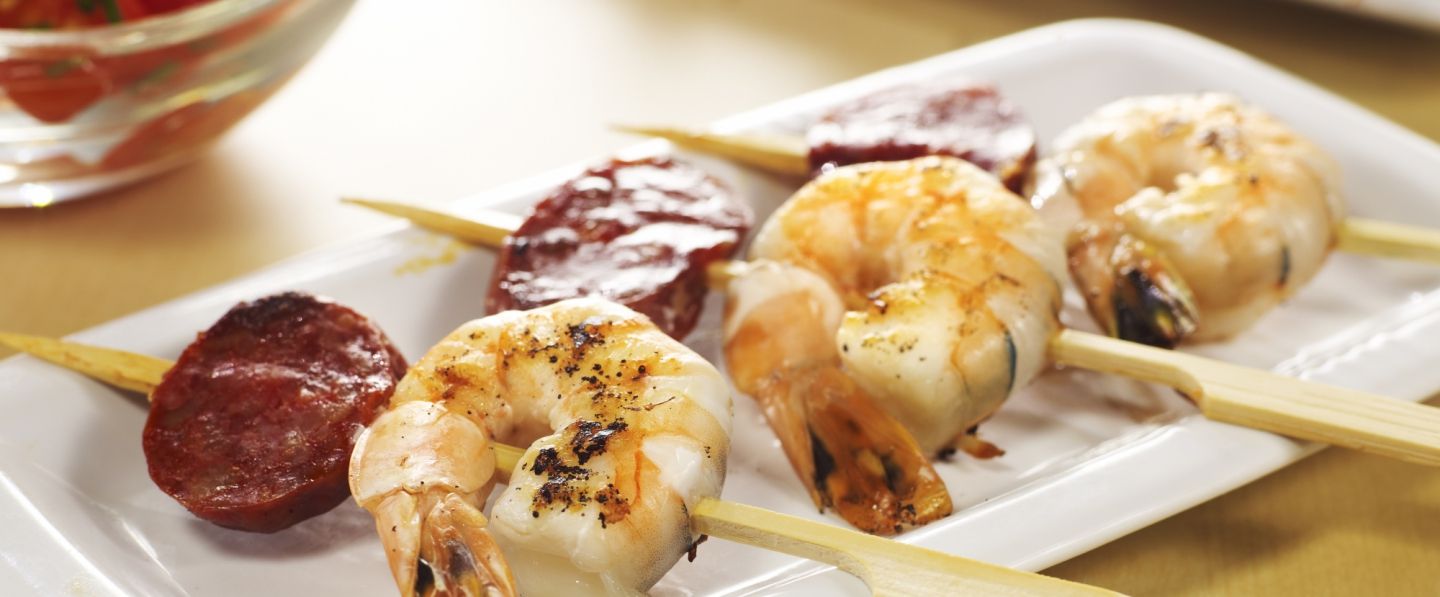 Petites brochettes de crevettes et de chorizo