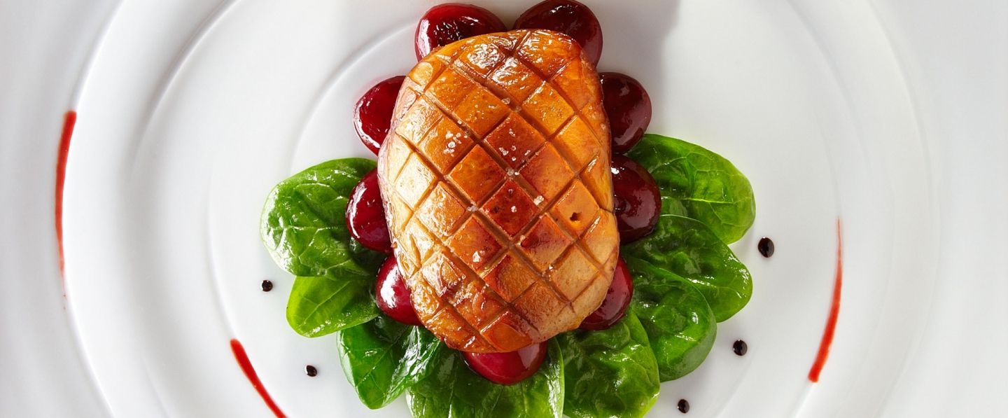 Foie gras de canard poêlé et cerises au vinaigre de miel