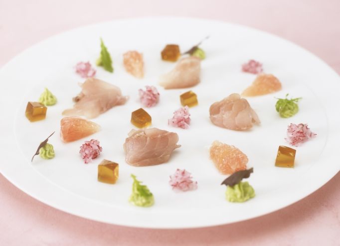 Chinchard sur l’idée d’un sashimi, neige de radis