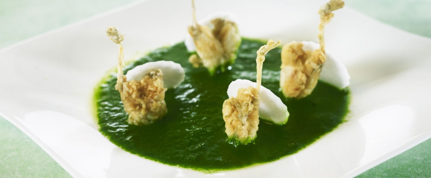 Jambonnettes de cuisses de grenouille, purée à l’ail des ours