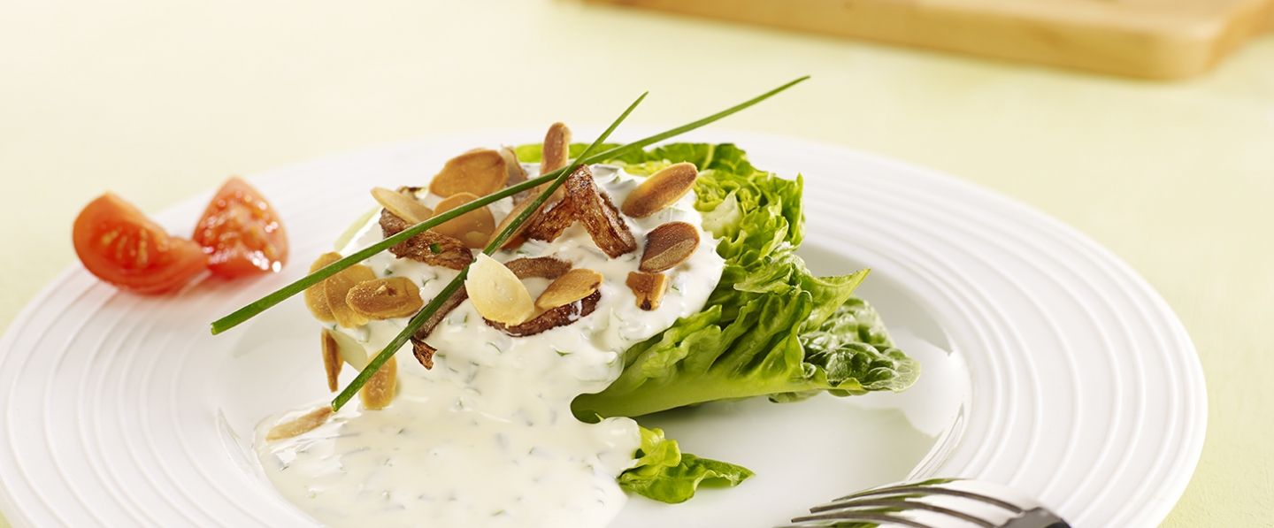Salade de sucrines, chips d'ail et d'oignons, vinaigrette au bleu