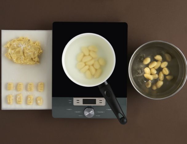 Façonnage et cuisson des gnocchis