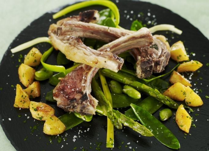 Carré d'agneau cuit à la plancha, fricassé de pois gourmands