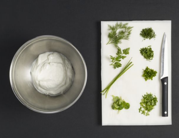 Confection de la glace aux herbes