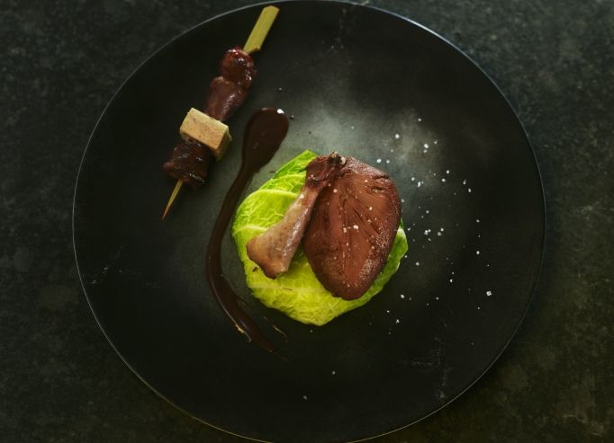 Pigeonneau de nid d’Alsace, chou farci, sauce au chocolat Xocopili