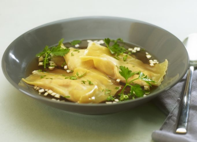 Ravioles de foie gras de canard en consommé de légumes