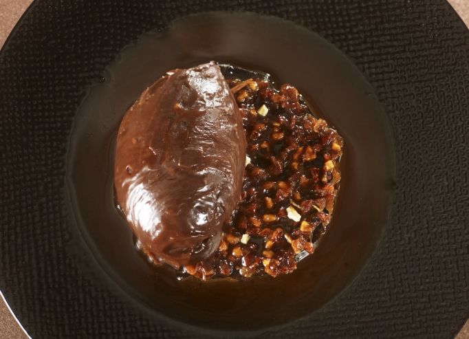 Crème au moka, ganache moelleuse au chocolat, sauce caramel mou