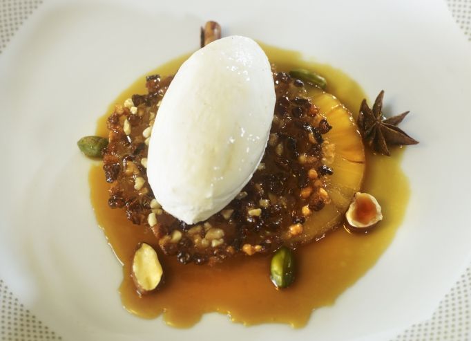 Ananas caramélisé aux noisettes, amandes, pistaches et vanille