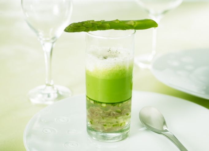 Crème d'asperges vertes frappées au lait d'amande douce 