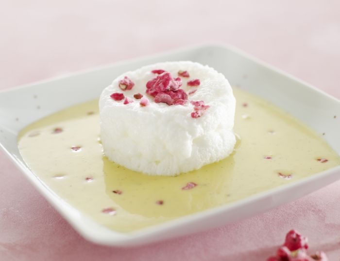 Recette de chef Christian Tetedoie présente sa recette Œuf à la neige et Pralines roses
