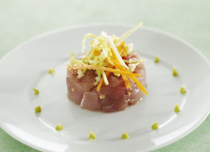 Tartare de thon à la thaï, salade de légumes croquants au wasabi