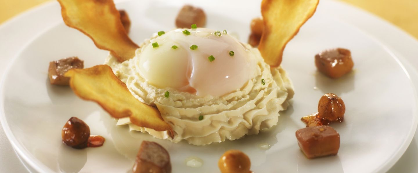 L'œuf nacré, mousseline de topinambours, foie gras et noisettes