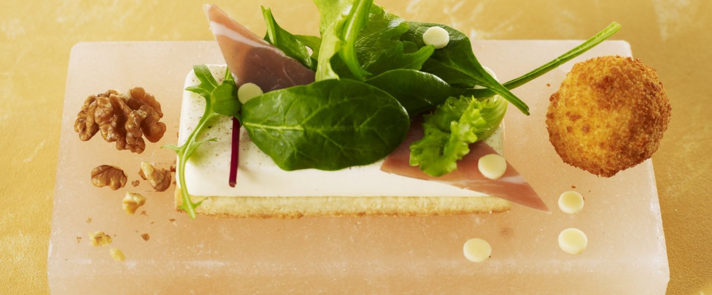 Mesclun et chips de jambon cru sur un sablé à l'Emmental