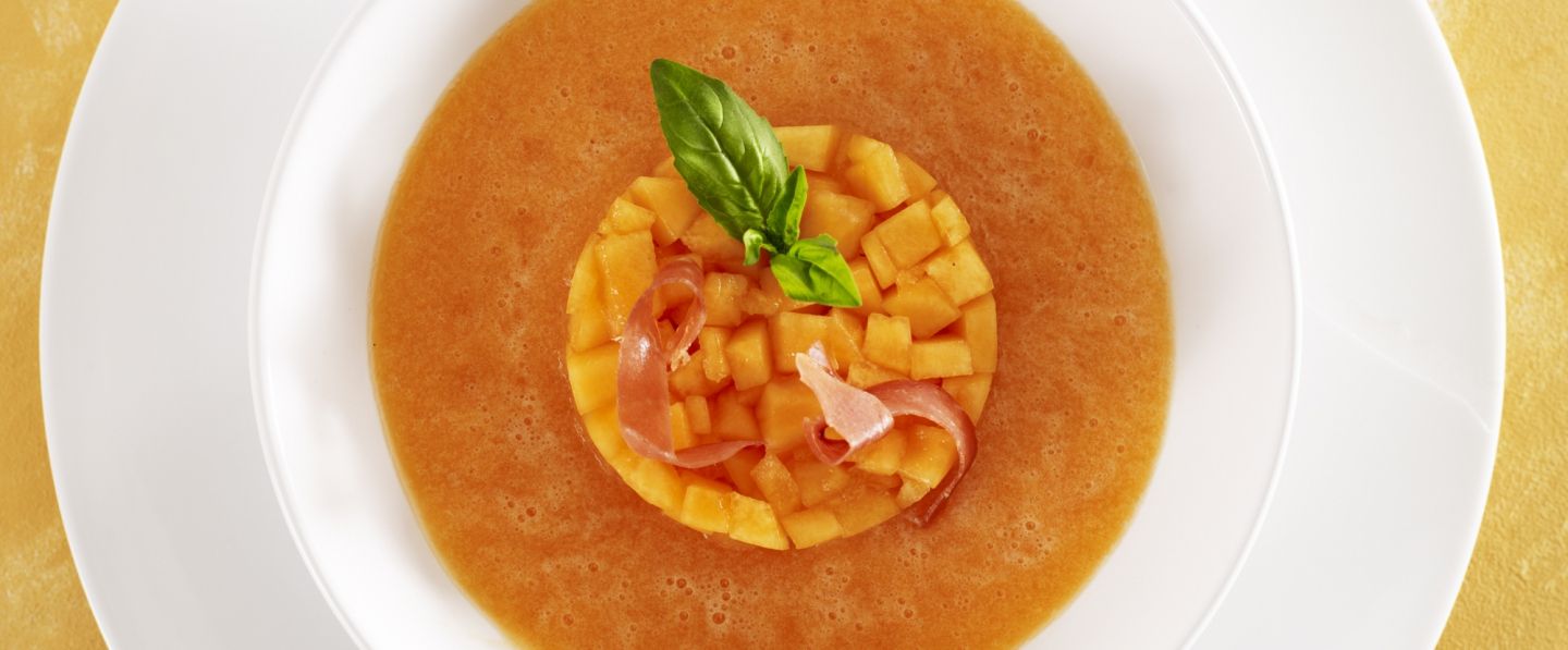 Soupe de melon au Muscat, copeaux de jambon sec et basilic