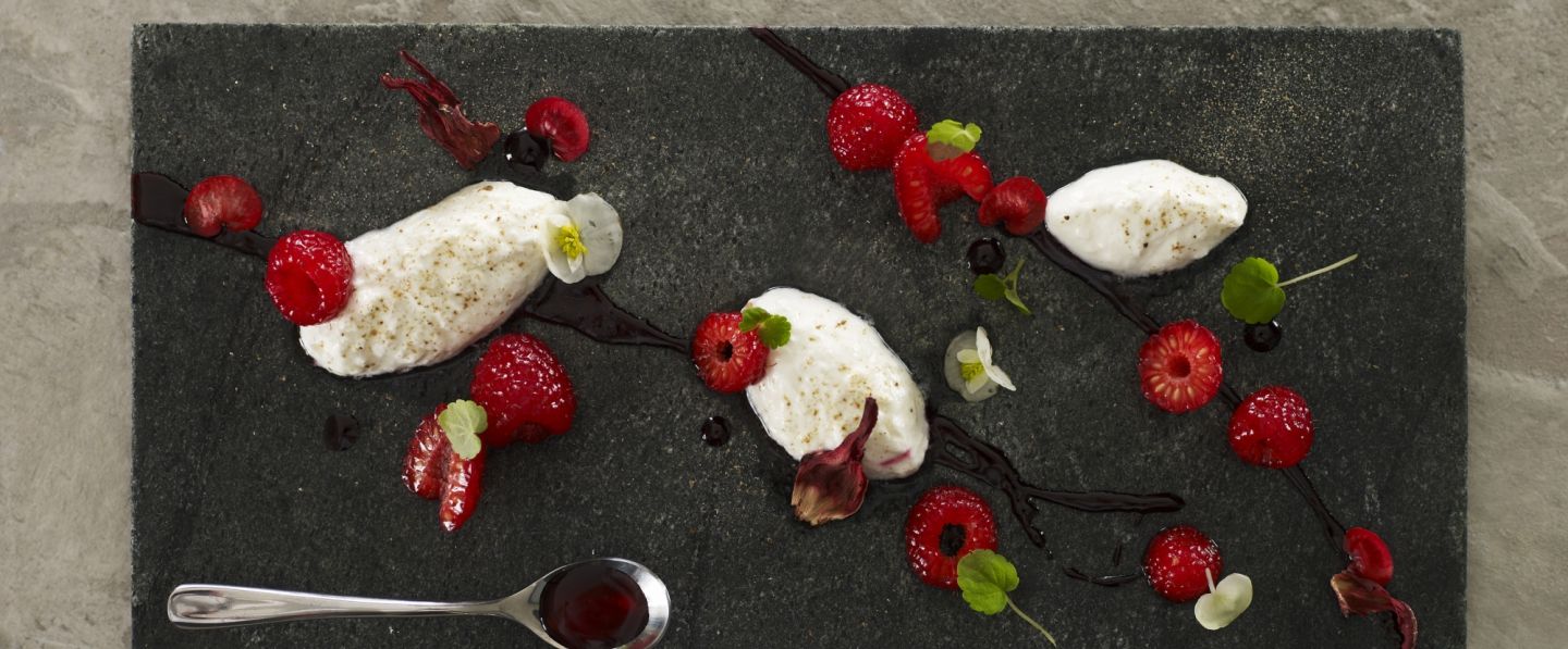 Quenelles de Faisselle Rians poivre, framboises et jus d’hibiscus