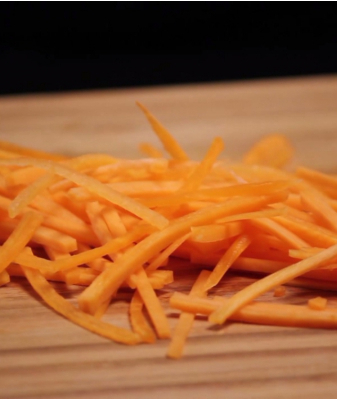 Découper des carottes en julienne