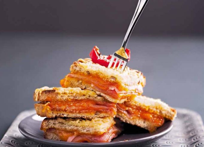 Croque bacon, tomates et cheddar