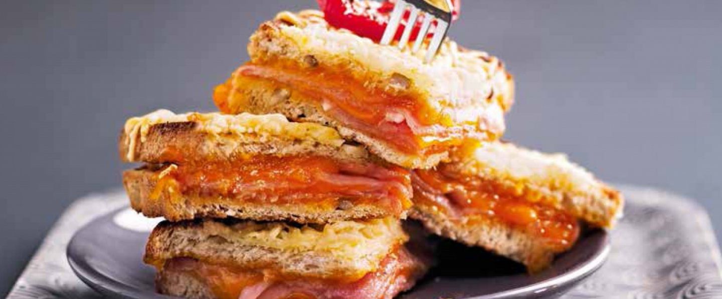 Croque bacon, tomates et cheddar