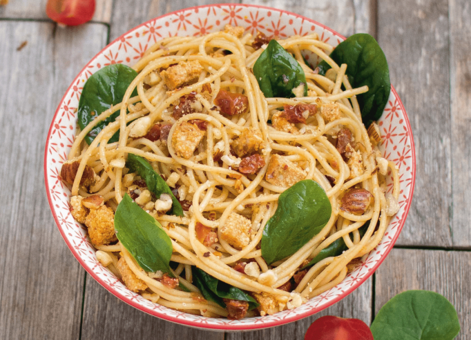 Spaghettis aux épinards, tofu, tomates séchées et noisettes