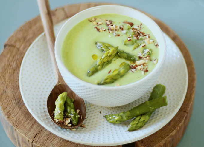 Velouté d’asperges vertes à la crème fraîche de brebis