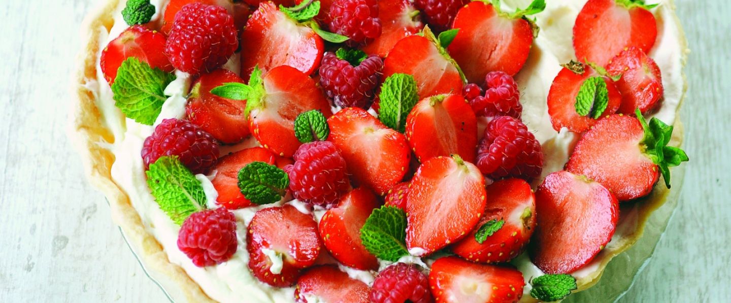 Tarte facile au yaourt crémeux et aux fruits rouges