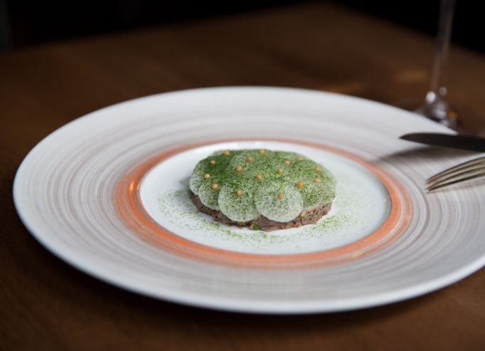 Fine tartelette de langue de boeuf et gribiche, navet mariné et graines de moutarde jaune