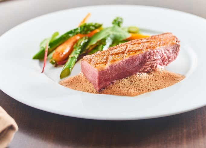 Magret de canard, écume d'orange, légumes printaniers
