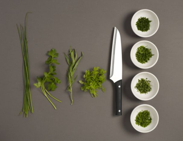 Préparation de la salade d'herbes
