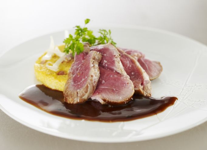 Selle d'agneau à l'ail et au romarin, polenta crémeuse au lard