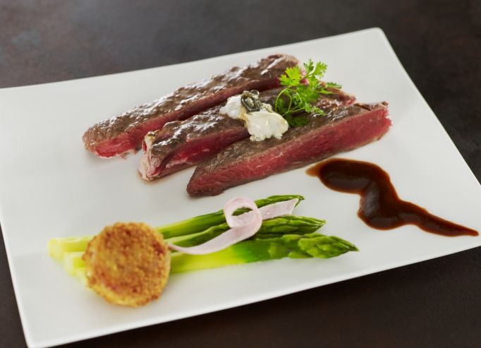 Bœuf Galice et huîtres, asperges, croustillant de moelle et Comté 